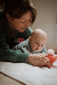 maman et bébé à plat ventre, exercice de motricité