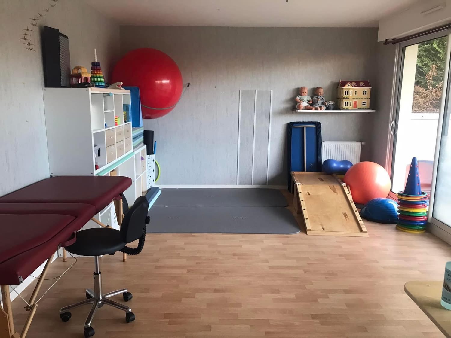 cabinet de rééducation pédiatrique avec tapis , table et ballon